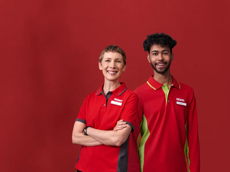 Zwei PENNY Mitarbeitende in Arbeitskleidung