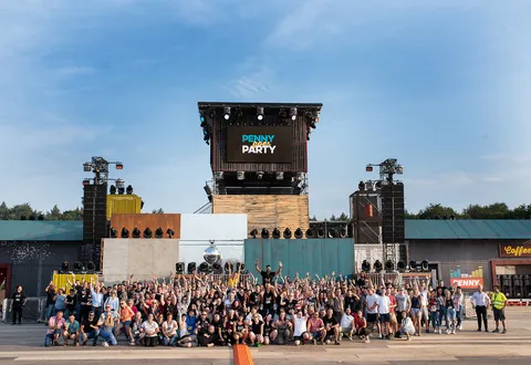 Ein Gruppenfoto mit einer Menge von Auszubildenden vor einer Festival Bühne